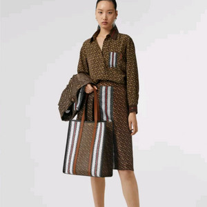 버버리 모노그램 스트라이프프린트 토트백