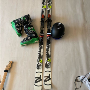 로시놀스키 180 살로몬 스키부츠 280-285 아토믹 바이저헬멧xl