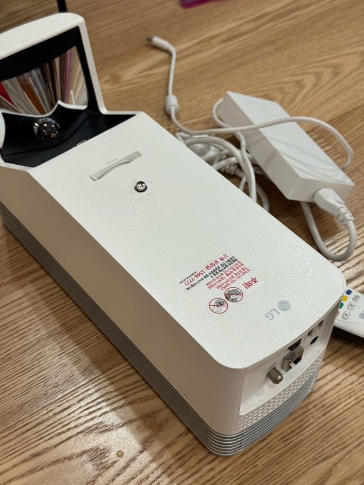 LG 씨네빔 HF85LA 프로젝터 (초점 이상) 이미지