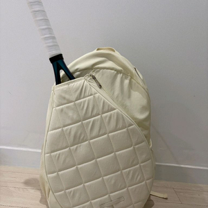 러브포티 테니스백팩 팝니다.