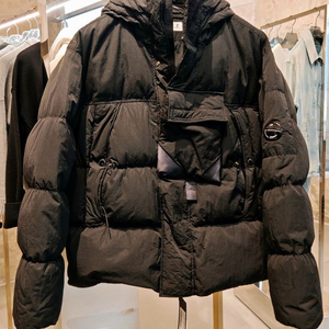25fw Cp컴퍼니 에코 크롬R 렌즈 와펜 후드 다운 패딩 자켓 블랙100 국내매장판