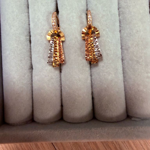 14k 쓰리톤 골드 원터치 컷팅 귀걸이 2.89g 90만원귀걸이 54만원에 거래해요