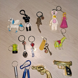 다양한 키링 세트,키링모음,다양한 디자인 키링 모음,레고,LED,병따개,호루라기,곰돌이,나무조각,열쇠고리,총모양,손