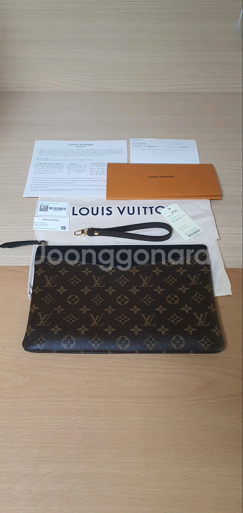 루이비통 데일리 클러치백/파우치백 새상품급 정품(영수증O)구찌프라다디올고야드샤넬셀린느보테가생로랑버버리발렌시아가--1