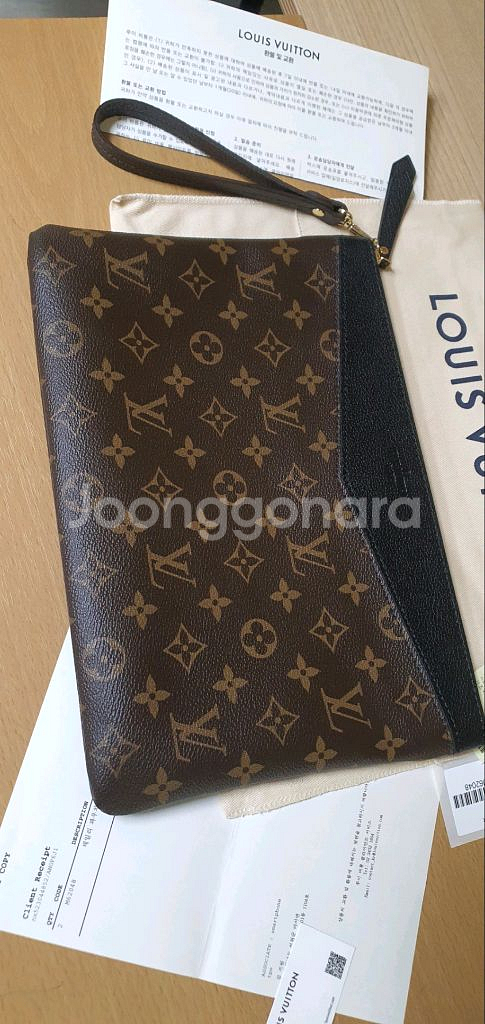 루이비통 데일리 클러치백/파우치백 새상품급 정품(영수증O)구찌프라다디올고야드샤넬셀린느보테가생로랑버버리발렌시아가--2