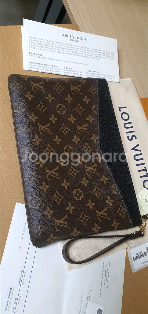 루이비통 데일리 클러치백/파우치백 새상품급 정품(영수증O)구찌프라다디올고야드샤넬셀린느보테가생로랑버버리발렌시아가--3