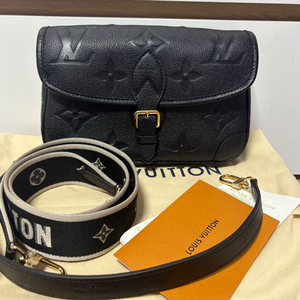 루이비통 다이앤 앙프렝뜨 블랙 미사용 새상품 팝니다.