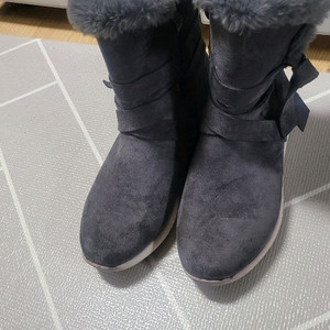 포멜카멜레 여성 털 부츠입니다- 사이즈는 240mm입니다부드러운 털 안감으로 발을 따뜻하게 감싸주어 겨울철에도 포근