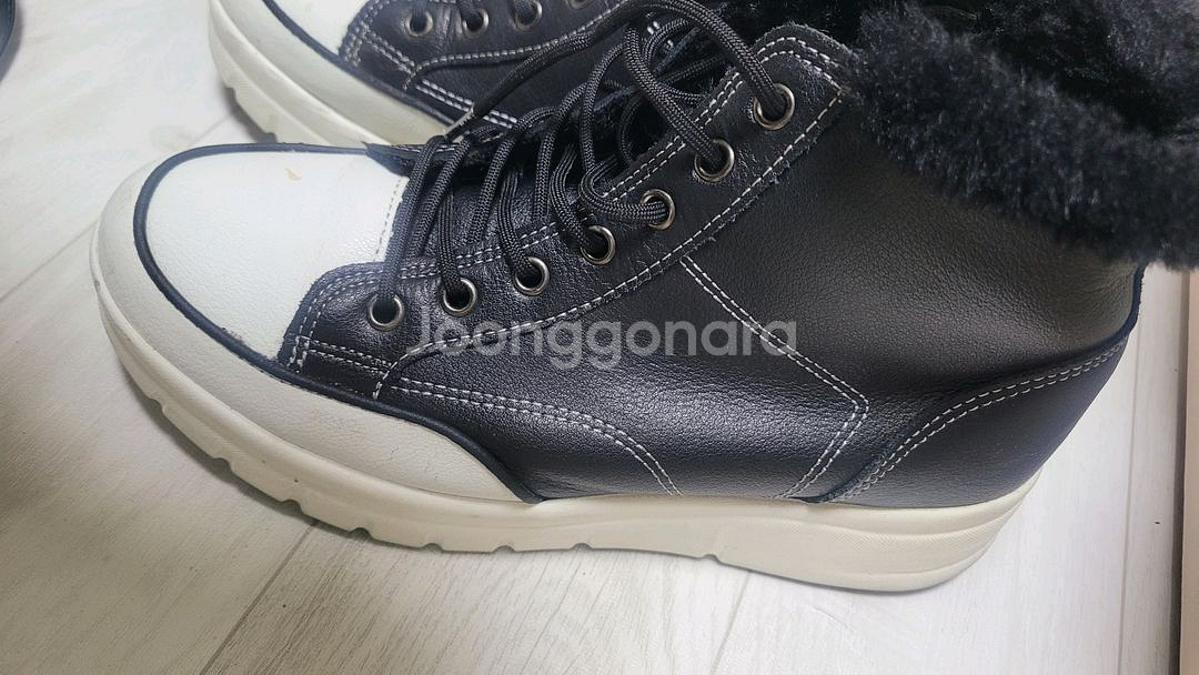 브루마스 몰리 소가죽 퍼 키높이 부츠입니다블랙색상에 하얀색 앞코 디자인이 돋보입니다퍼 안감으로 따뜻하게 신을 수 있--2