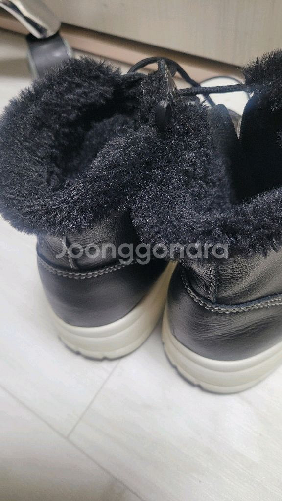 브루마스 몰리 소가죽 퍼 키높이 부츠입니다블랙색상에 하얀색 앞코 디자인이 돋보입니다퍼 안감으로 따뜻하게 신을 수 있--3