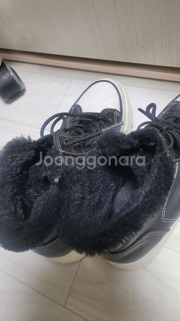 브루마스 몰리 소가죽 퍼 키높이 부츠입니다블랙색상에 하얀색 앞코 디자인이 돋보입니다퍼 안감으로 따뜻하게 신을 수 있--4