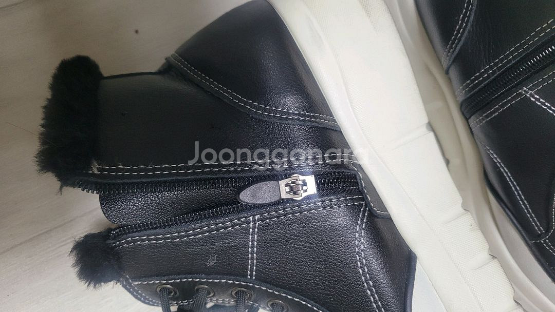 브루마스 몰리 소가죽 퍼 키높이 부츠입니다블랙색상에 하얀색 앞코 디자인이 돋보입니다퍼 안감으로 따뜻하게 신을 수 있--5