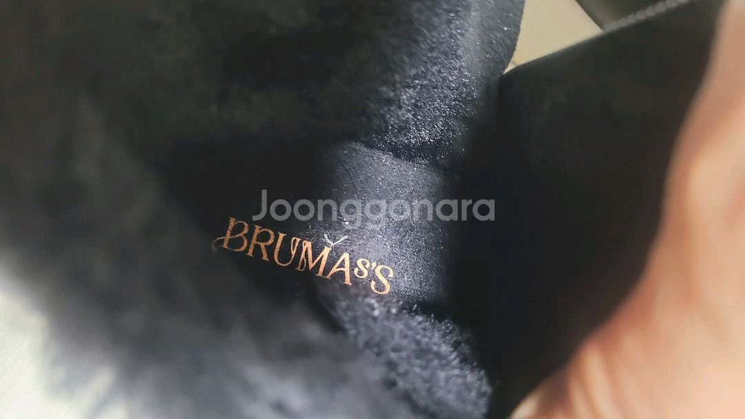 브루마스 몰리 소가죽 퍼 키높이 부츠입니다블랙색상에 하얀색 앞코 디자인이 돋보입니다퍼 안감으로 따뜻하게 신을 수 있--6