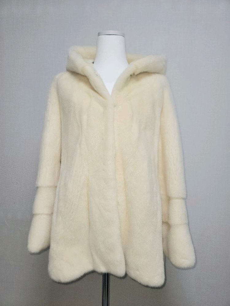 펄화이트에 가까운 크림색 후드 밍크코트 (코펜하겐 퍼플 등급)--0