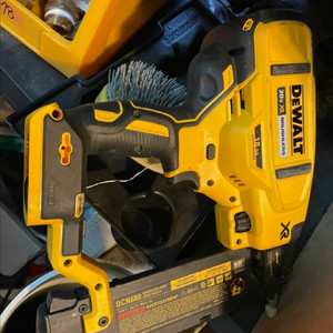 디월트 DCN680무선 타카