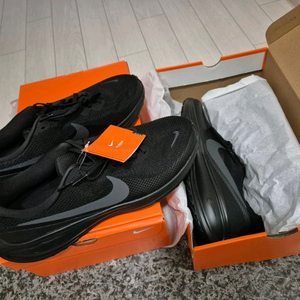 나이키 레볼루션 8 발편한 남성 운동화 발볼넓은 런닝화 헬스화 조깅화 트리플블랙, 275