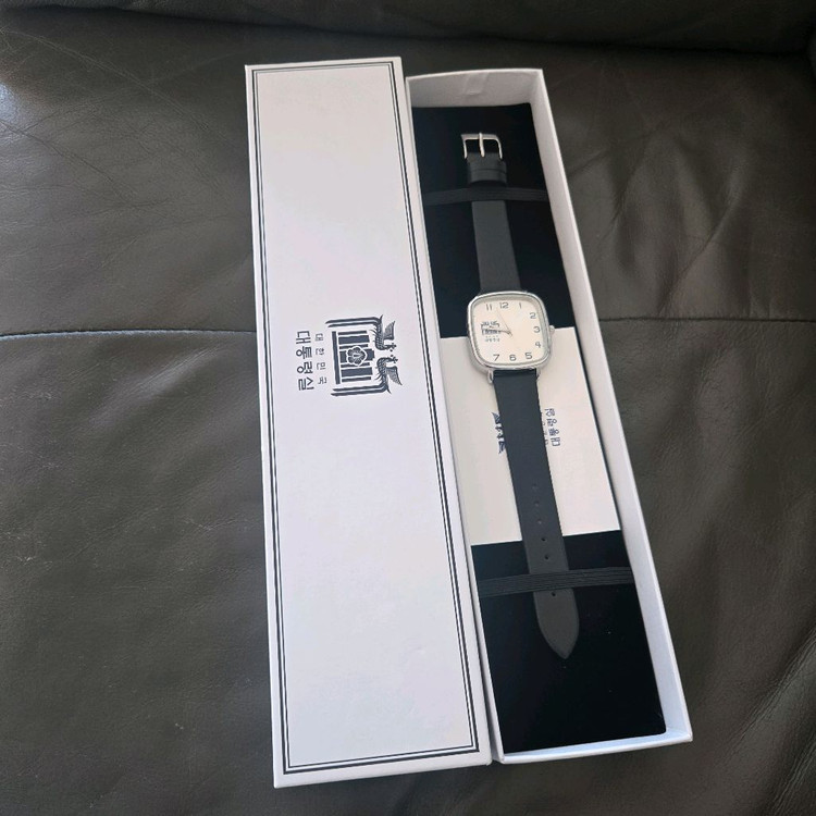 대통령실 기념 손목시계 가죽밴드 이미지