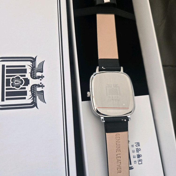 대통령실 기념 손목시계 가죽밴드 이미지