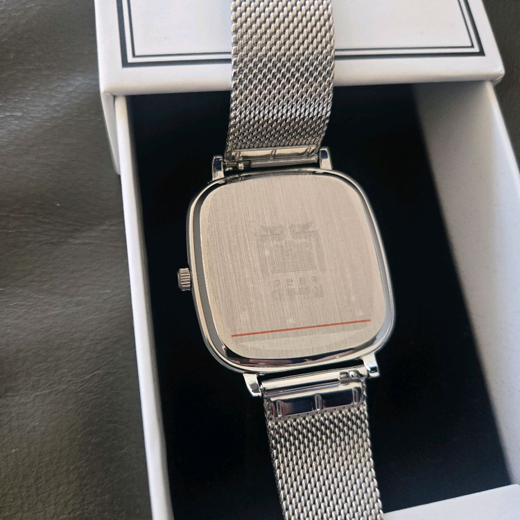 대통령실 손목시계 메탈밴드 이미지