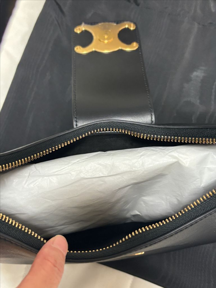 셀린느 트리옹프 아바백 블랙 이미지
