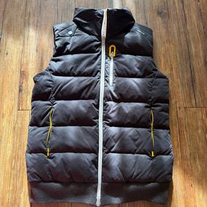 아디퓨어 패딩조끼