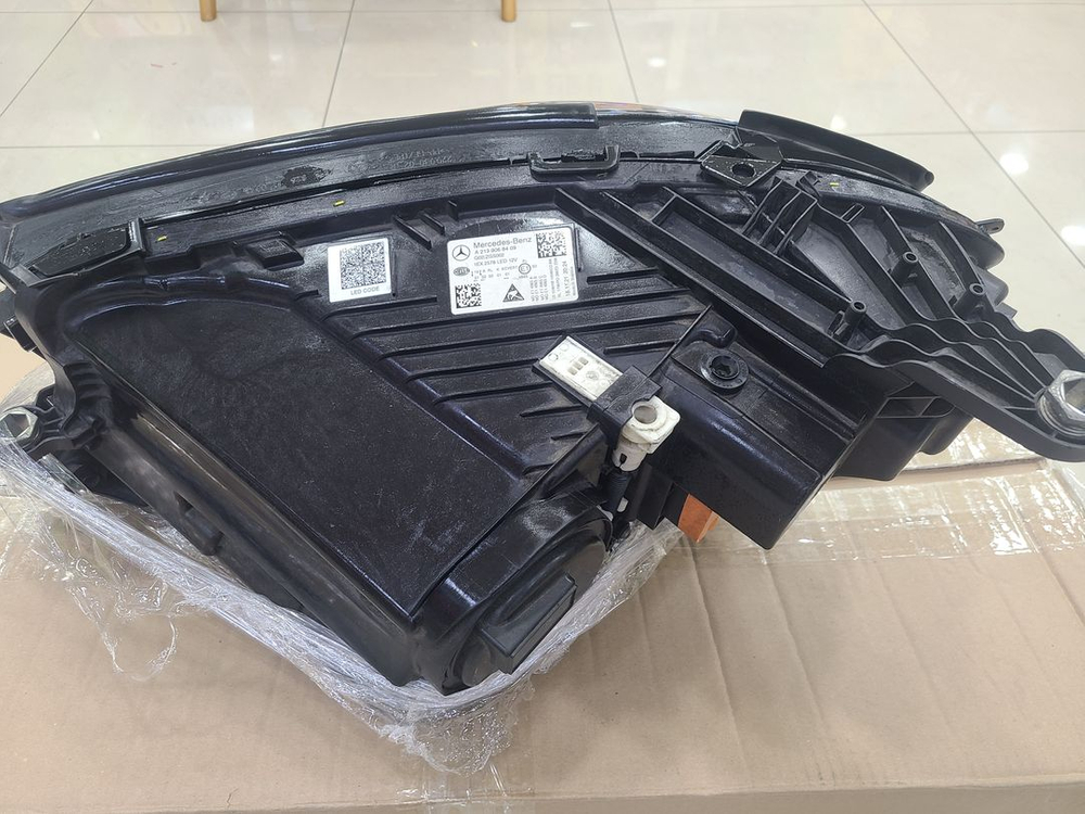 벤츠 22년식 E250 헤드라이트 조수석 팝니다--1