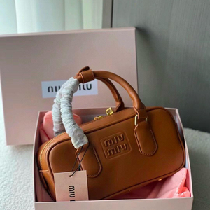 미우미우 볼링백