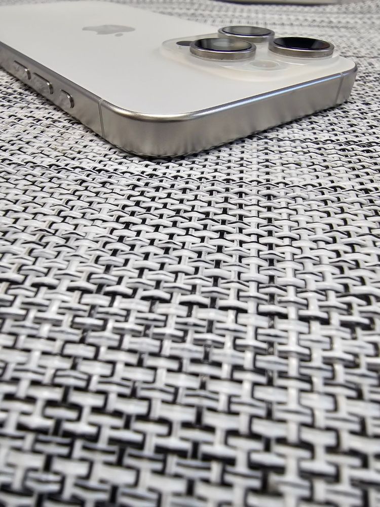 (신폰급) 아이폰15프로 256G 화이트 액정무기스 무찍힘 찾기힘든 물리듀얼심 105만팝니다@--3