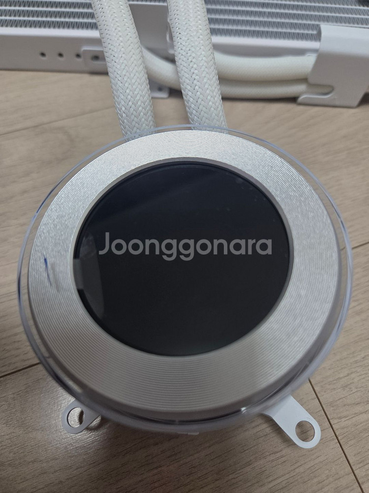 리안리 Hydroshift II LCD-C 360N 화이트 (Non-Fan) 팝니다--1