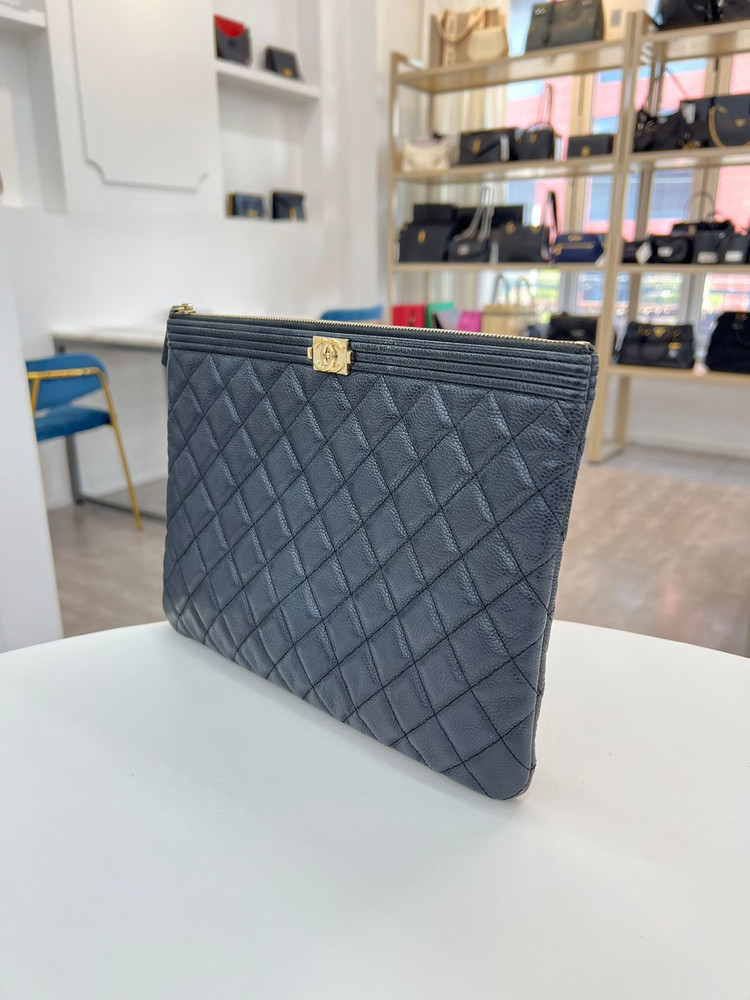 [중고명품 럭스올 울산점]샤넬 캐비어 보이 뉴미듐 금장 클러치백 29번대--1