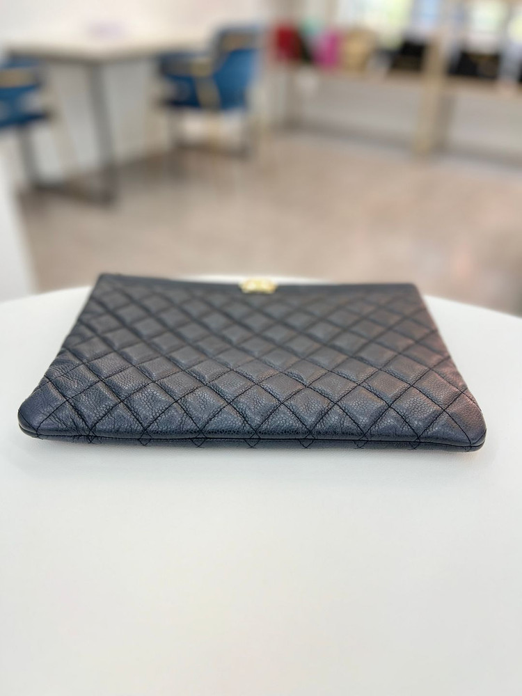 [중고명품 럭스올 울산점]샤넬 캐비어 보이 뉴미듐 금장 클러치백 29번대--3