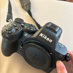 니콘 Z5 II 미러리스 카메라