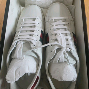 구찌 스니커즈 판매합니다.