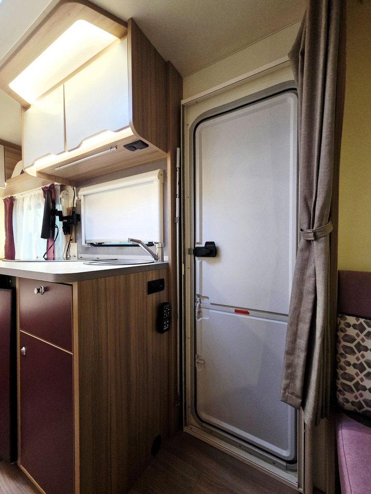 바인스버그 카라투 카라반 / 1330만원 / 사용감 없는 알찬 구성!! 2층 침대 매트리스 미사용!!--7