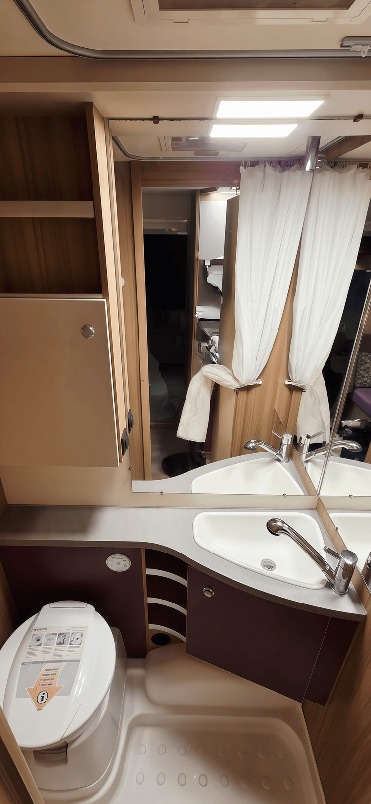 바인스버그 카라투 카라반 / 1330만원 / 사용감 없는 알찬 구성!! 2층 침대 매트리스 미사용!!--9