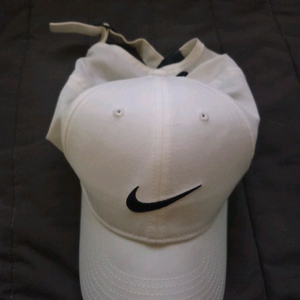 흰색 모자 팝니다