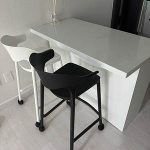 모던한 화이트 주방 식탁 세트