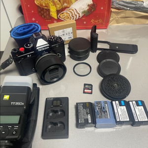 니콘 Zf 카메라 + 40mm 렌즈 + 플래시 + 악세 사리 일괄