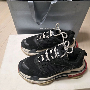 발렌시아가 트리플S 스니커즈 이미지