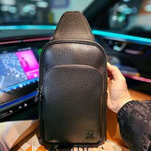 루이비통 올레더 에비뉴 슬링백 타이가 신형