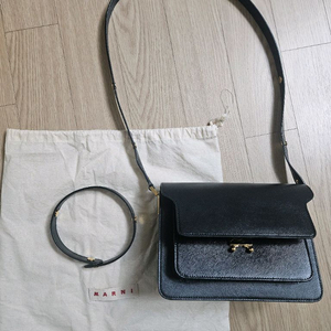 마르니 트렁크백 사피이노블랙 미듐