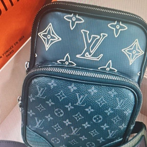 새상품급/루이비통 아마조네 슬링백 힙낵