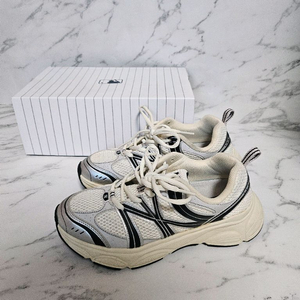 MLB 에이스러너 V2 뉴욕양키스 실버 스니커즈 운동화