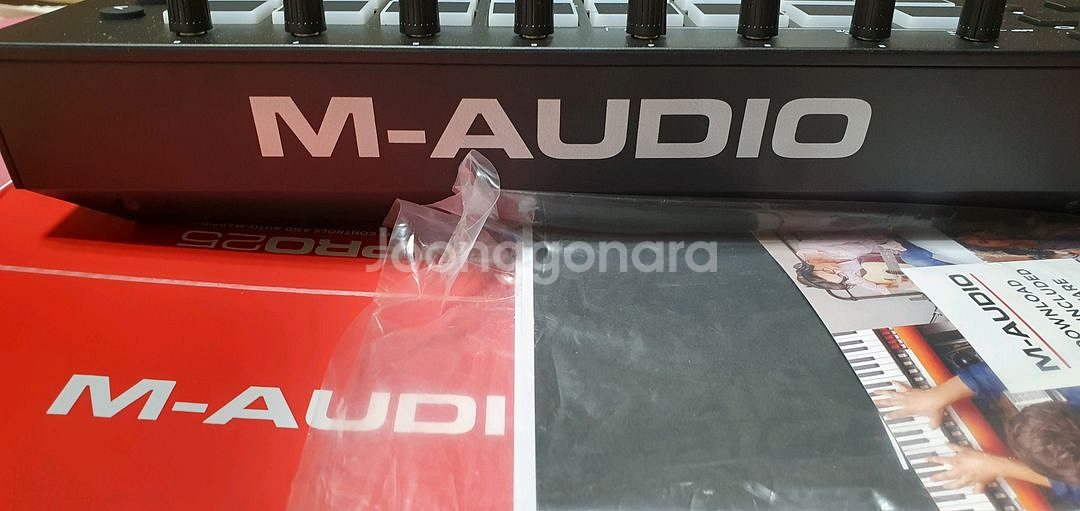 엠오디오 OXYGEN PRO 25 마스터키보드 팝니다.--1