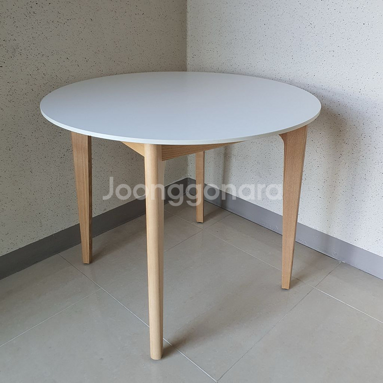 까사미아 식탁 세라믹 테이블 부엌 대리석 책상 한샘 리바트 까레클린트 카레클린트 래디쉬 세라믹 원형 테이블과 의자--1