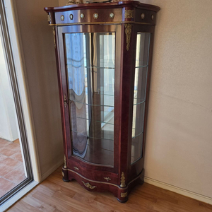 앤틱 유리 장식장