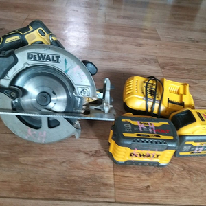 디월트 무선 원형톱 세트