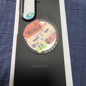 삼성 정품 Z폴드7 카본 케이스 + 에어그립 맥세이프 링스티커아랫부분 상처 사진참조 바랍니다.그외 상태 좋습니다.