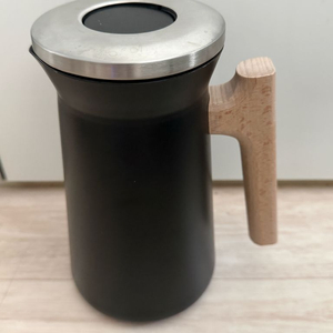 자주(JAJU)에서 나온 스텐 보온보냉 주전자 1L입니다- 사계절 내내 사용할 수 있습니다- 304 스테인리스 스틸