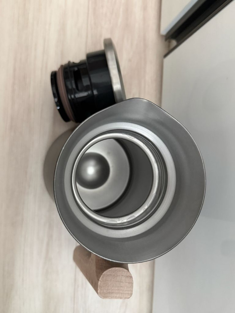 자주(JAJU)에서 나온 스텐 보온보냉 주전자 1L입니다- 사계절 내내 사용할 수 있습니다- 304 스테인리스 스틸--1